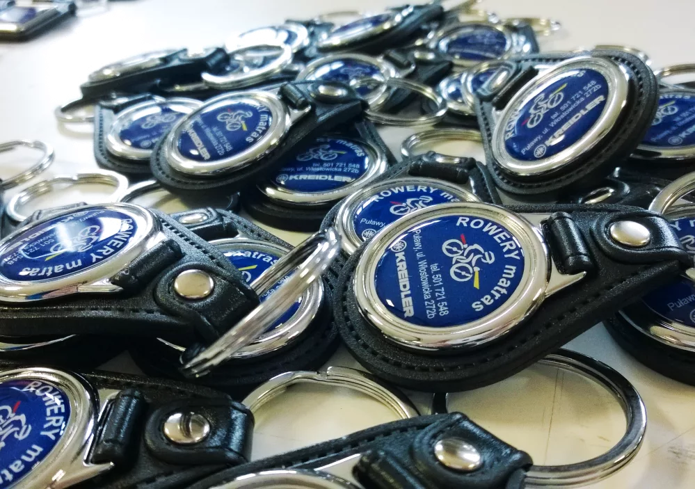 breloki z naklejką 3d